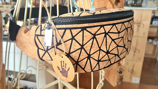 Banane en liège et coton noir avec fermeture zippée 