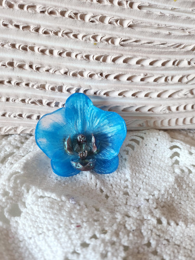 Broche orchidée bleue résine 