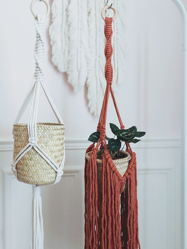 Suspension pour plante en macramé terracotta & panier en feuilles de palmier
