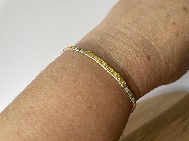 Bracelet fin, tissé en perles Miyuki Délica.