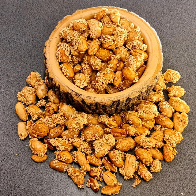 Gebrannte Erdnuss mit Sesam