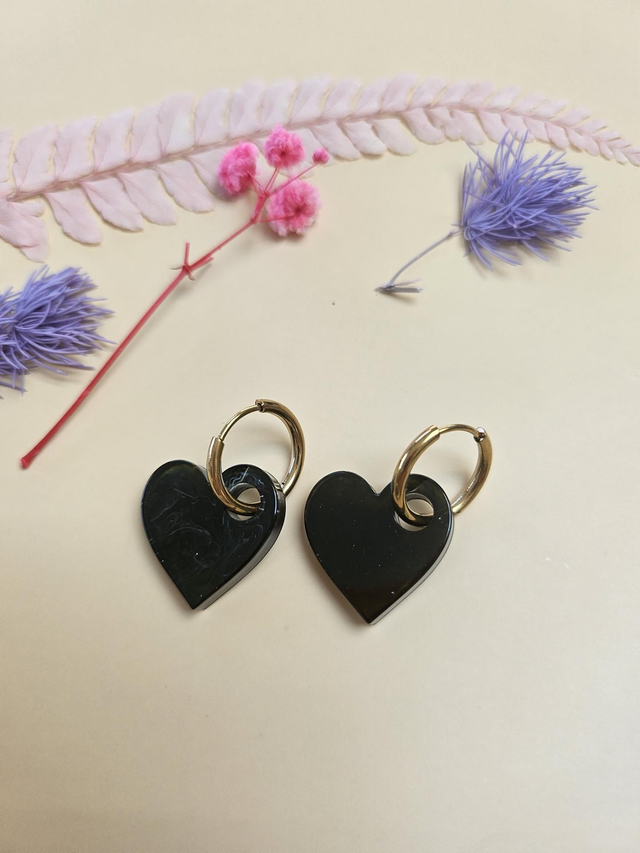 Boucles d&#039;oreilles en résine - Coeur noirs