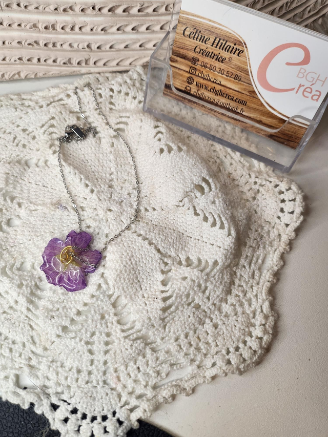 Collier fleur violette séchée et résine
