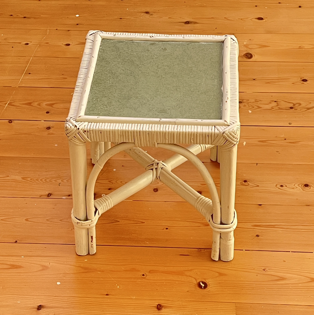 Weißer kleiner Bambus Tisch  Blumentisch / Nachttisch