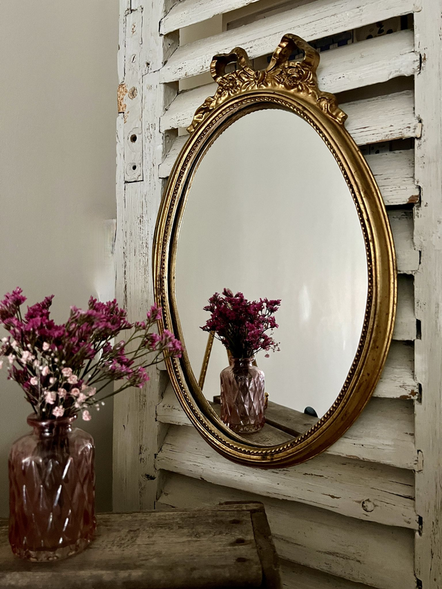 AUGUSTINE - Miroir ovale à fronton en bois doré