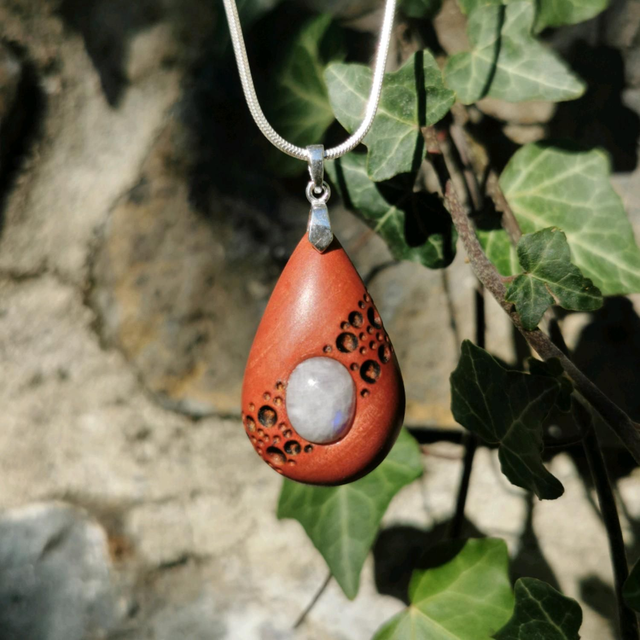 Pendentif en Bois d'Ivoire Rose, Péristerite et Argent