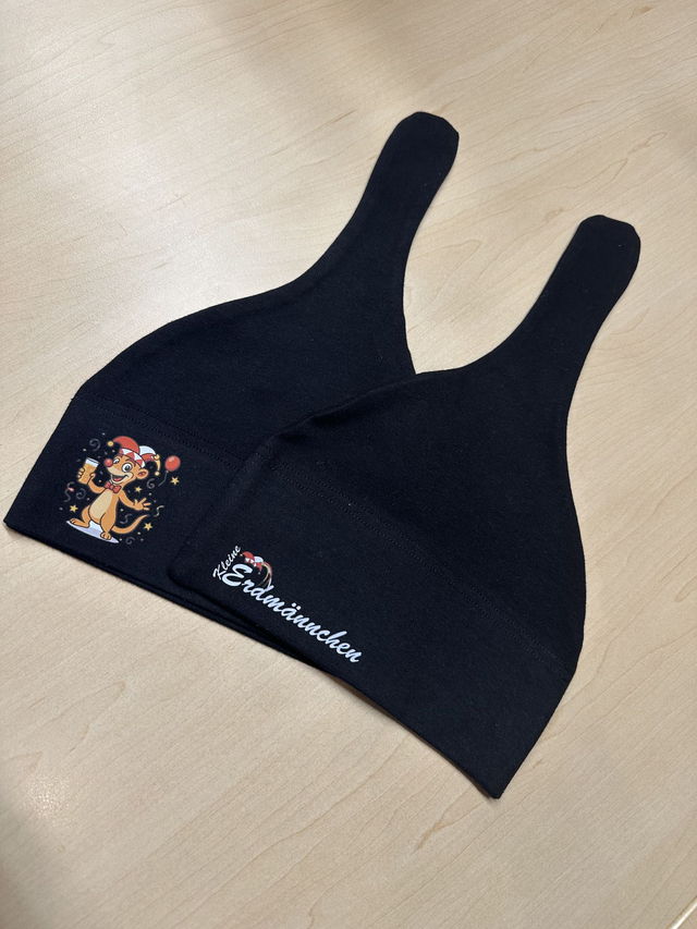 Baby Mütze mit Knoten aus der Kids Collection Kleine Erdmännchen Schwarz  