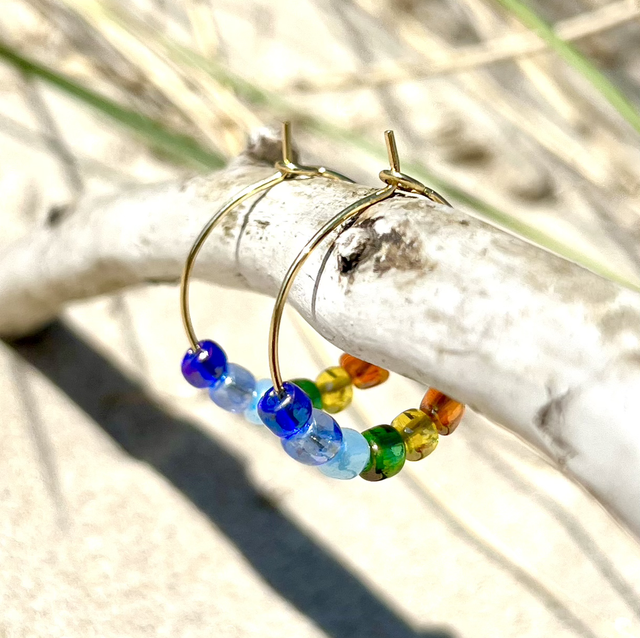 Rainbow Vibes Hoops – bunte Edelstahl-Creolen mit Glasperlen