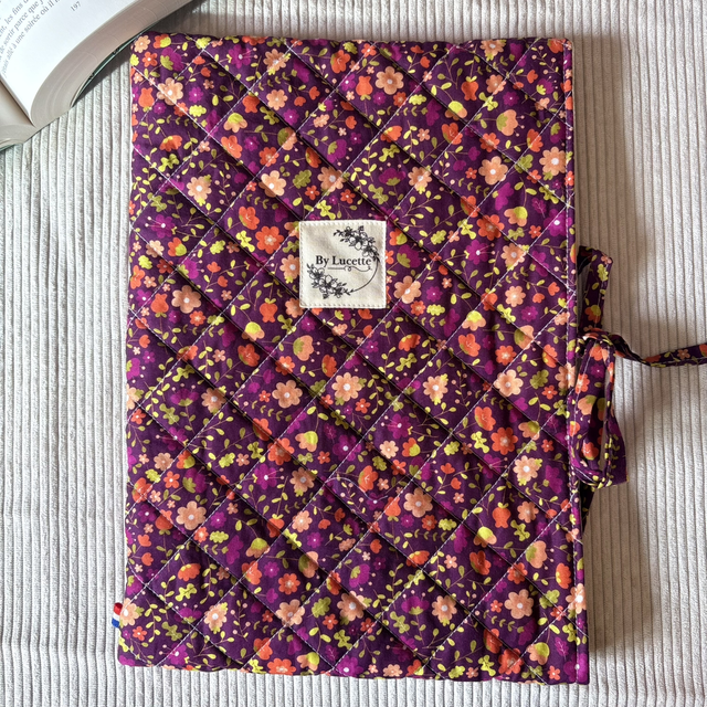 Pochette à livre matelassée fleurs bordeaux