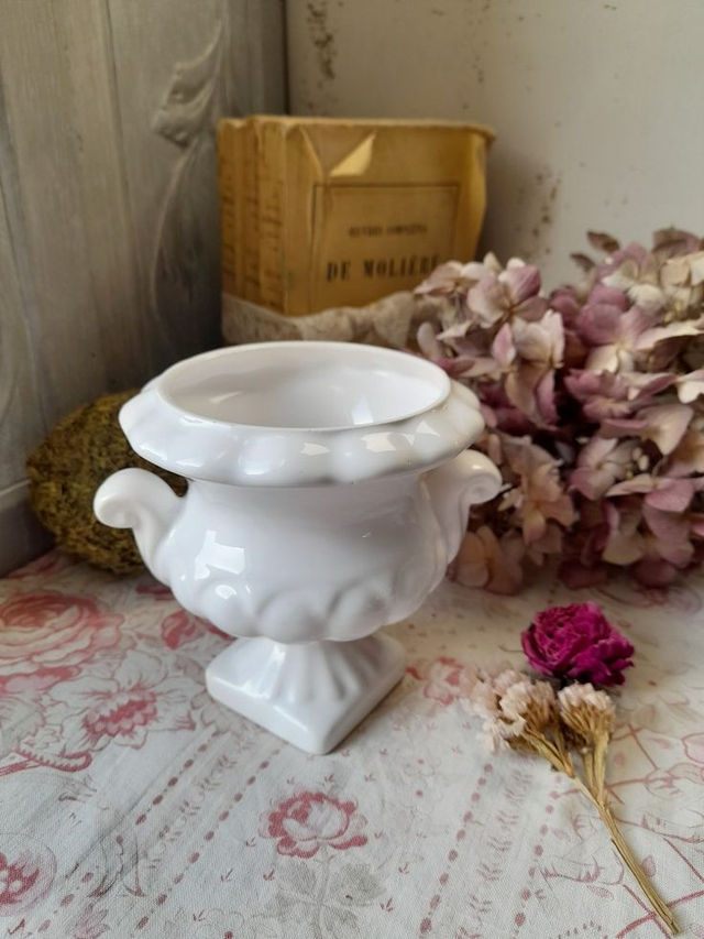 Vase Médicis en porcelaine blanche
