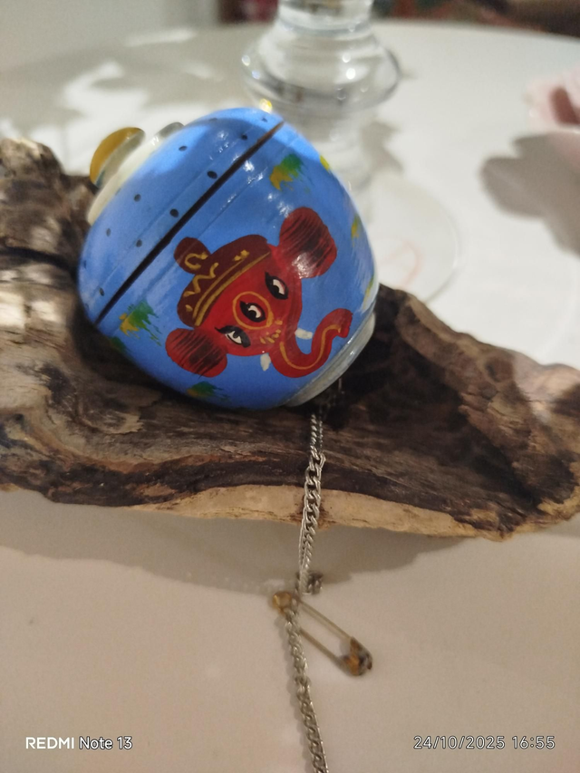 Pendule en Bois Peint – Ganesh &amp; Graines de Rudraksha