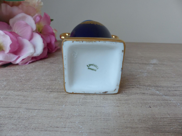 Petit vase en porcelaine de Limoges France bleu cobalt décor scène galante, vase romantique décoration chambre, cadeau couple union mariage