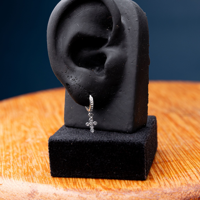 Argola click cravejada 10mm pingente cruz cravejada 