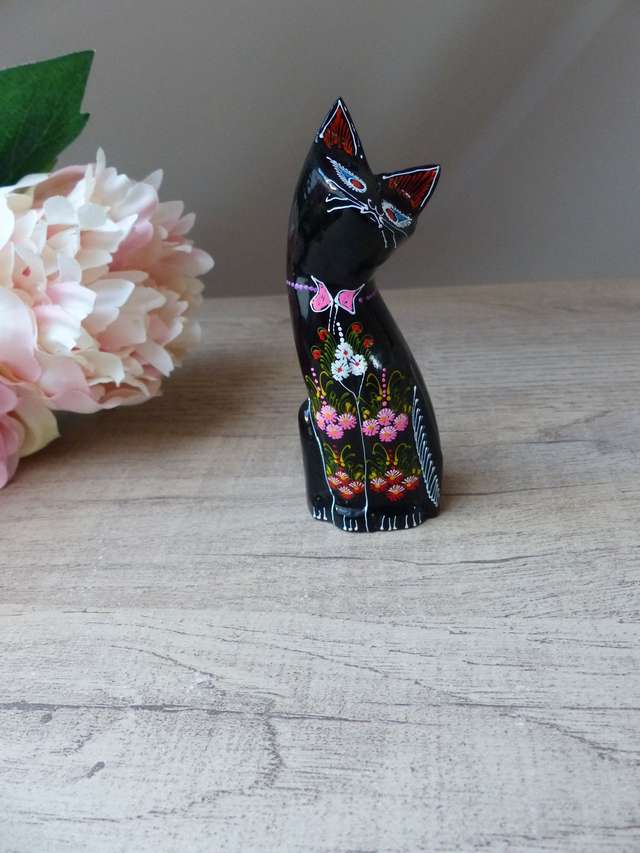 Figurine Chat Noir en Bois Laqué – Peinte à la Main – Tête Penchée – Vintage – Décoration Mignonne et Cadeau pour Amoureux des Chats
