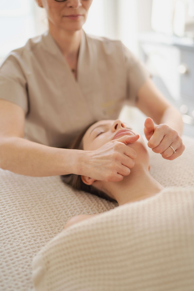 Japanische Lifting Gesichtsmassage in Bonn - Geschenk Gutschein