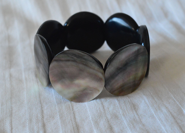 Bracelet en nacre forme ronde - élastiqué - diamètre 7 cm - épaisseur 3 cm