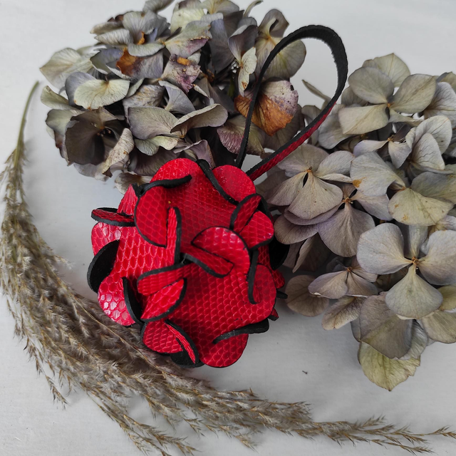 Fleur d&#039;hortensia en cuir à suspendre 