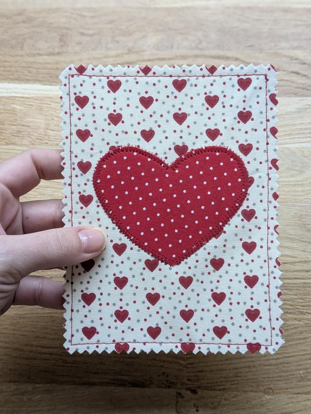 Carte de voeux tissus/papier et chevalet bois - Coeur rouge