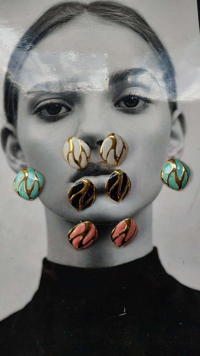 Orecchini a bottone smaltati 
