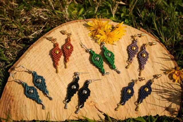 Petite paire de boucles d&#039;oreilles en micro-macramé 