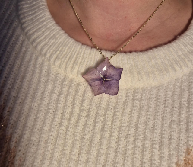 Pendentif Hortensia Doré – Bijou floral fait main en résine brillante