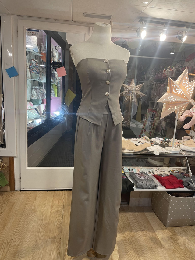 Conjunto artesanal de top palabra de honor y pantalón ancho – Diseño a medida