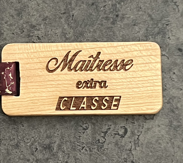 Porte clé en bois et liège « Maîtresse d’ecole »