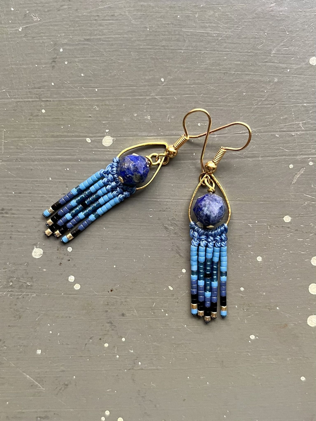 Petites boucles d'oreille en macramé et perles bleu jeans et bleu foncé