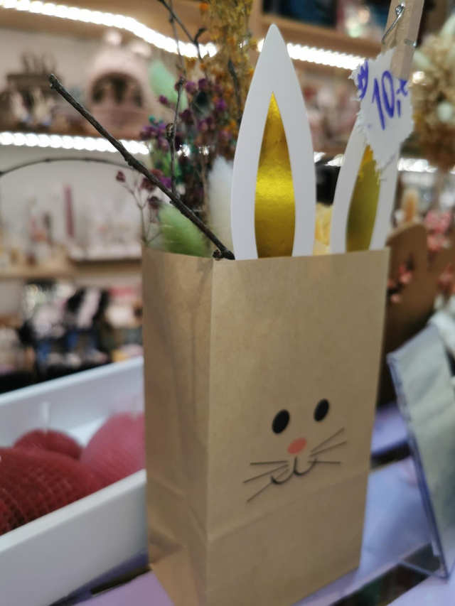 Ostertasche aus Papier mit Trockenblumen