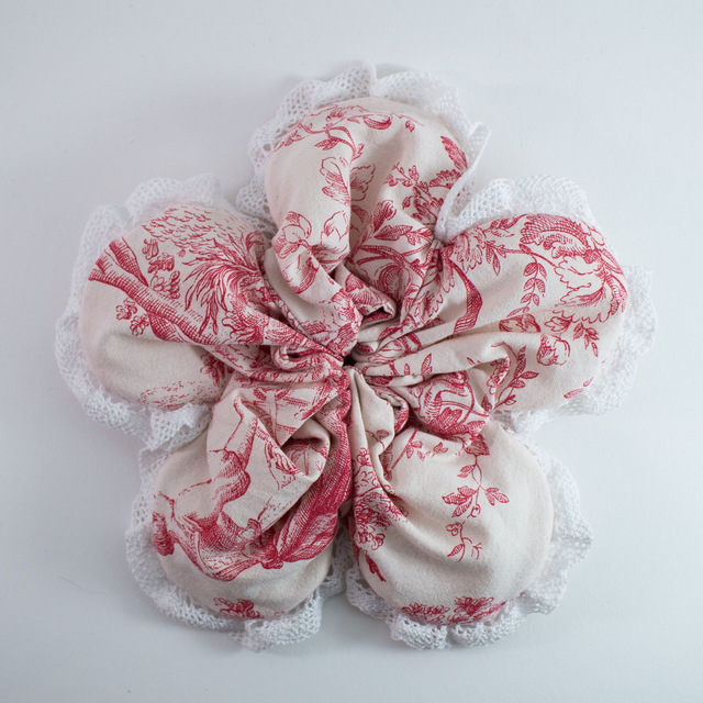 Scrunchy fleur XXL – Motif Jouy rouge et dentelle