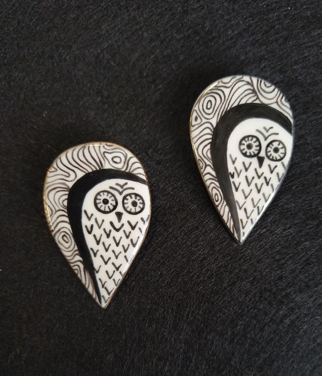 Broche hibou dans le creux de son arbre 