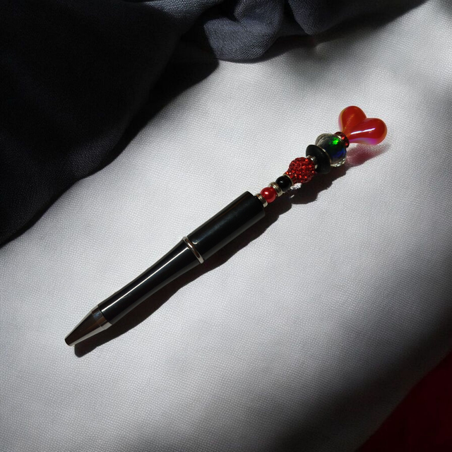 Stylo perles rouge et noir