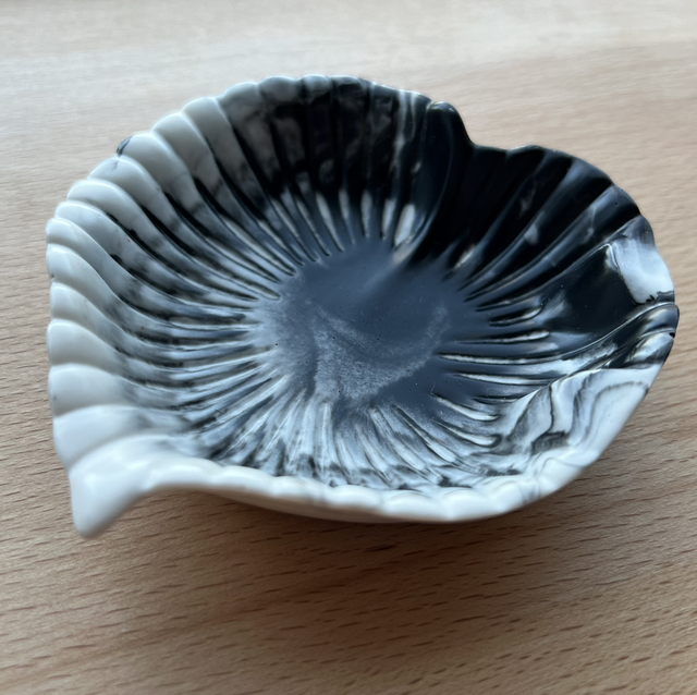 Black and white leaf dish