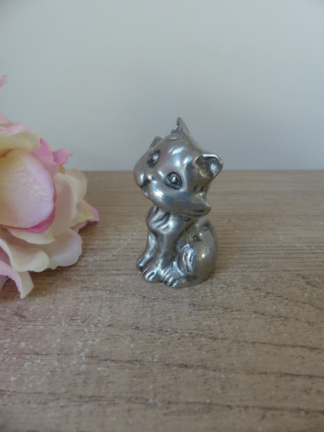Figurine miniature chat en étain massif, mignon chaton en métal sculpté main, chat collection bébé animaux étain, cadeau décoration maison