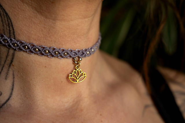 Ras de cou en micro-macramé mauve cendré avec pendentif Fleur de Lotus