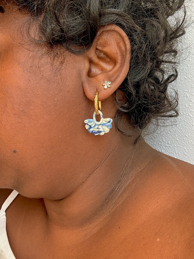 Pampilles Éveline 2 cm pour grandes créoles – fleur bleue et crème