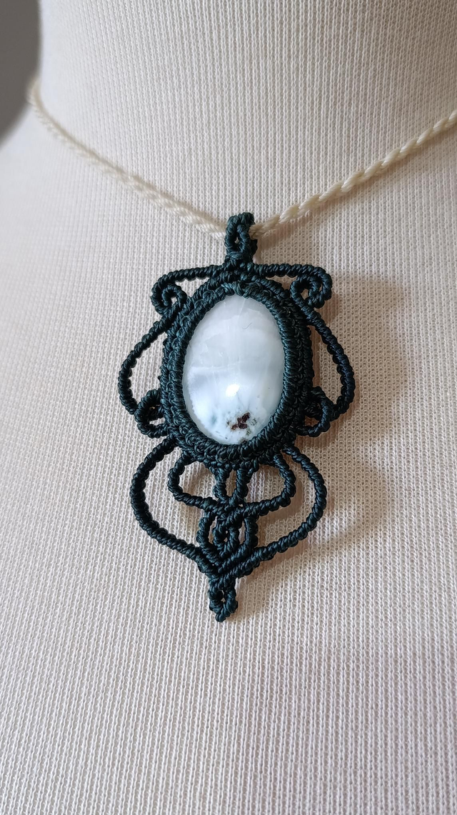 Colar de macramê com pedra de Larimar