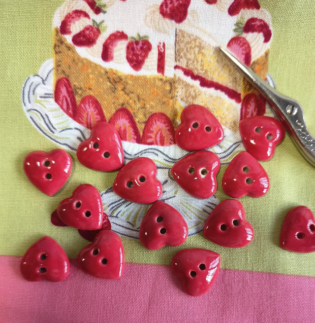 Boutons petits cœurs rouge 