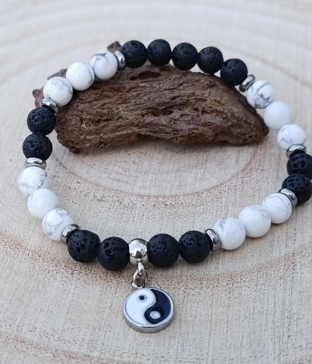 Pierre de Lave et Howlite