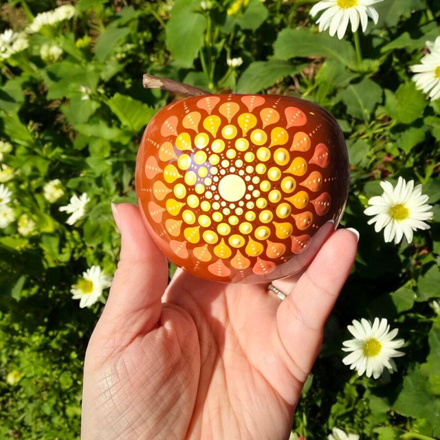 Pomme décorative terracotta – Mandala orange, jaune &amp; cuivré peint à la main
