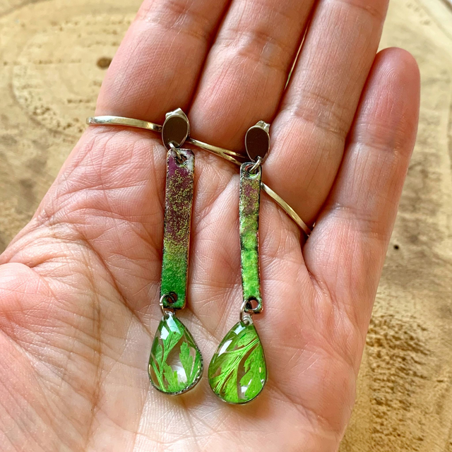 Vert Emeraude : boucles d'oreilles asymétriques (argentées) - Pièce Unique