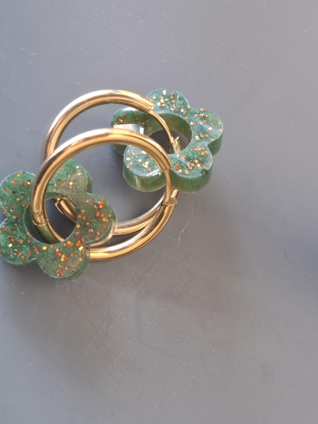 Créoles et fleurs vertes paillettes cuivréed