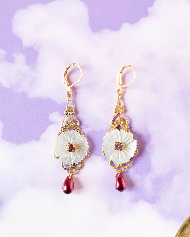 Boucles d'oreilles estampes baroque dorées et boutons de nacre vintage