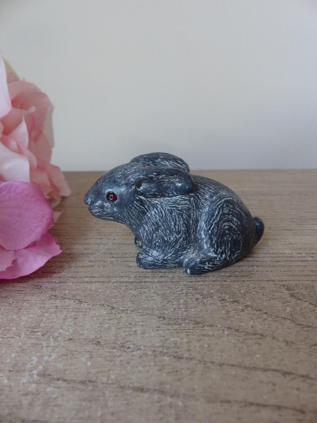 WE Wolf Original Figurine lapin en pierre de savon sculpté à la main Canada, collection petits bébés animaux, lapin assis en pierre ollaire