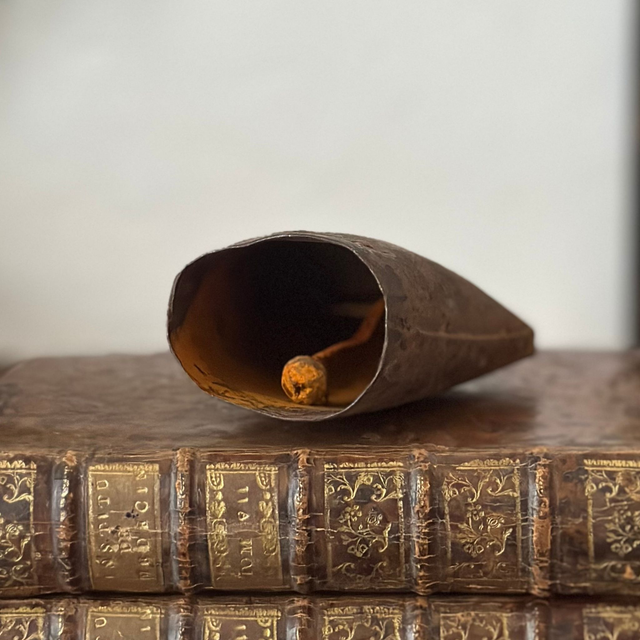 la cloche brute en métal