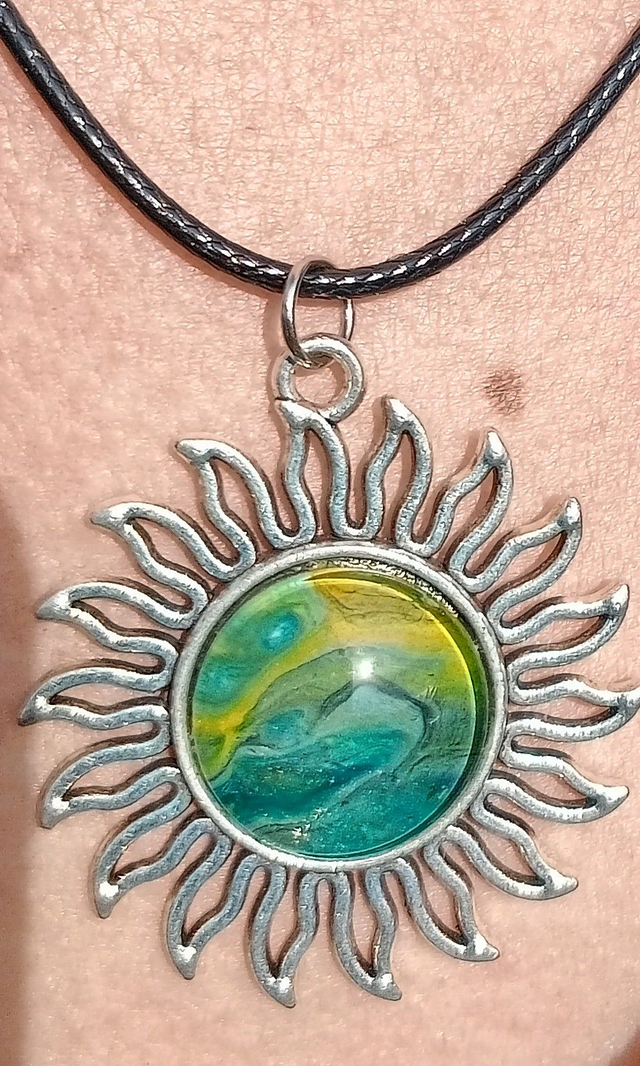 Pendentif soleil cabochon peint