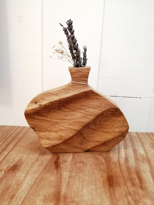 Vase en chêne sculpté