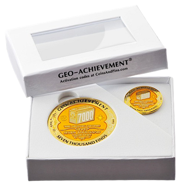 Géocoin "7000 caches trouvés" + Pin's assorti – Édition spéciale
