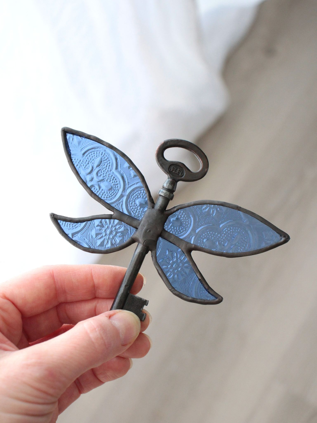 🗝️ Clé volante féerique "Mélusine" en vitrail