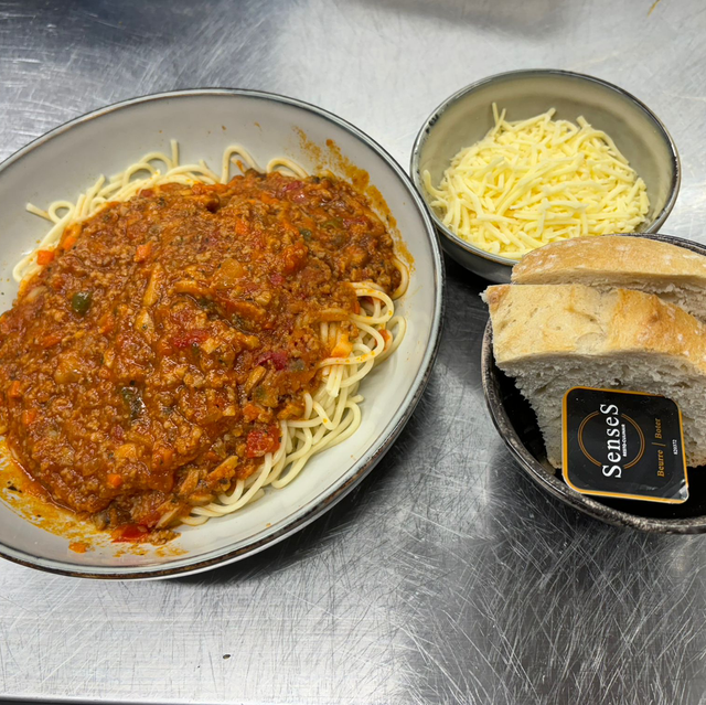 Spaghetti Bolognese + kaas en brood